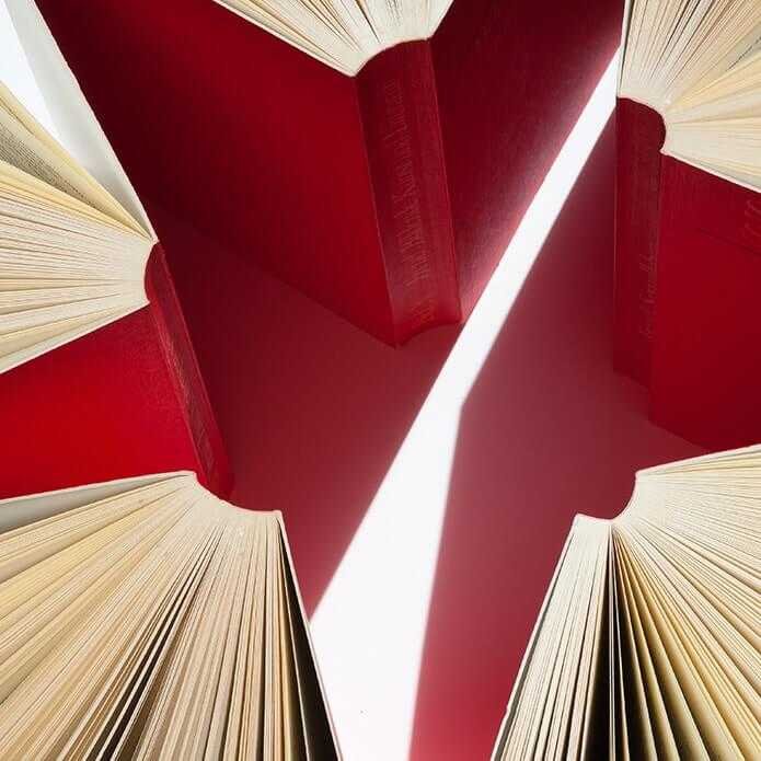 JULGANDO LIVROS PELA CAPA E O QUE ISSO TEM A VER COM A REGULAMENTAÇÃO DO DESIGN